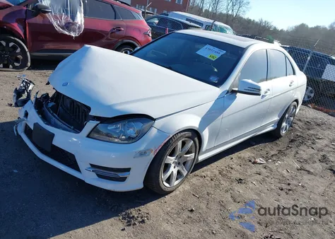 2013 Mercedes-Benz C 300 Sport 4Matic z USA, uszkodzony, nr VIN WDDGF8AB0DA811508